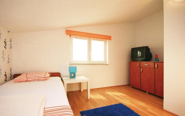 Awesome Home in Drinovci With Wifi and 5 Bedrooms