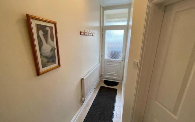 Impeccable 4-bed Home Away From Home in Swindon