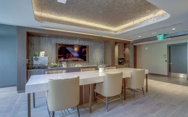 Bright Apartment with Great Amenities