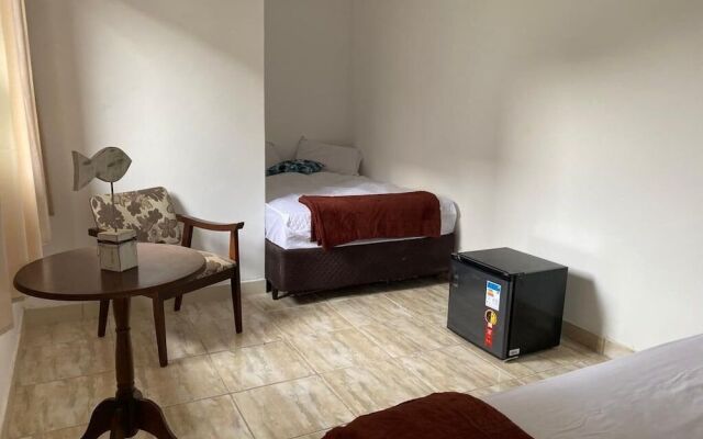 Suítes aconchegantes com piscina e praia