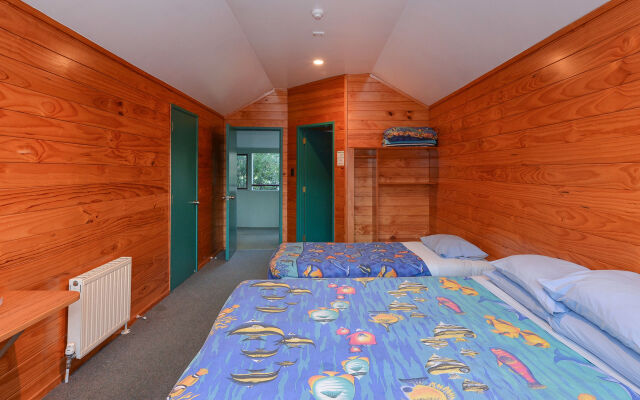 Smoke Lake Hot Springs Lodge and Camp