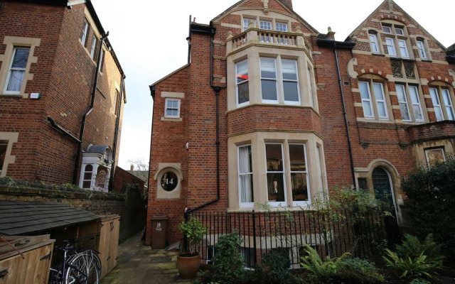 Lovely Central Oxford Apartment + Sun Trap Patio