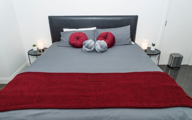 King Bed in Auckland CBD with Pool & Gym