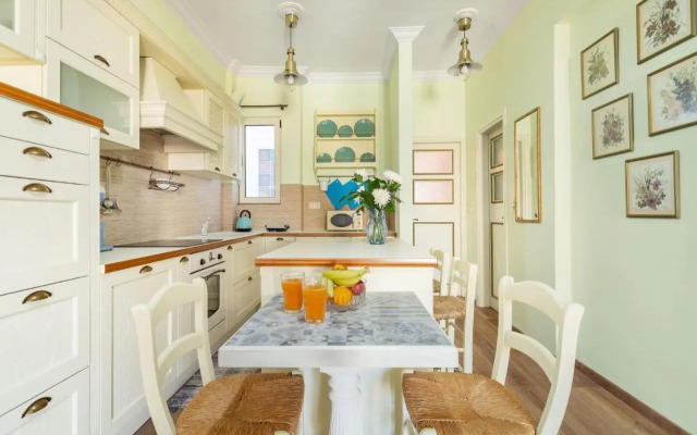 Bright, Calming Retreat With a Balcony Near Metro!