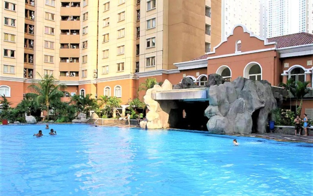 Rare & Spacious 97sqm Townhouse unit with Huge Garden and Pool, and In-Front-Of Neo Soho Mall – Pool – Jakarta