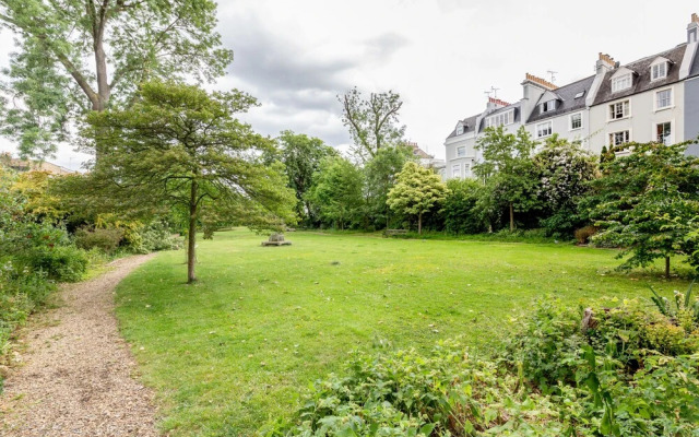 Modern Holland Park apartment