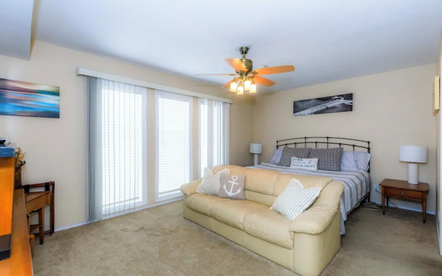 Pool Days & Water Fun Await: Lake Ozark Escape!