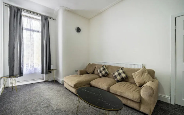 Seaside - House - Sleeps 10 - Parking - Garden