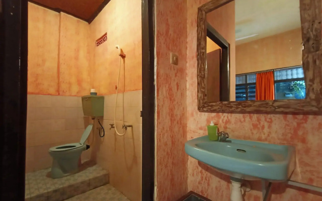 Lovina Central Hostel