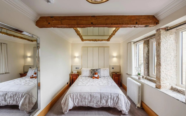 The Saddleworth Hotel