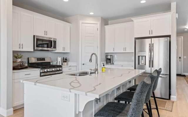 Family Desert Oasis 5 Bedroom Home