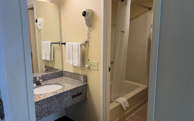 Days Inn by Wyndham Southern Hills/ORU
