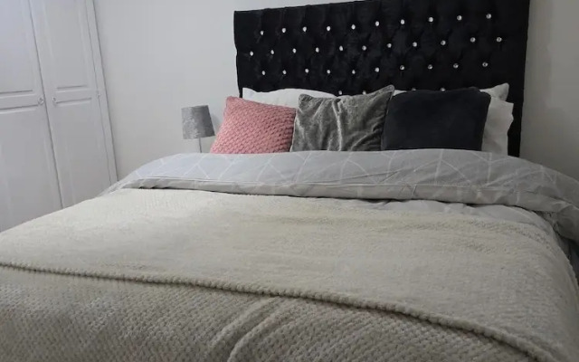 Emerald Apartment With Triple A Star Proximity