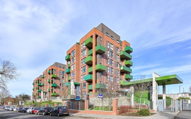 2-bed Apartment Only 15 Mins From Central London