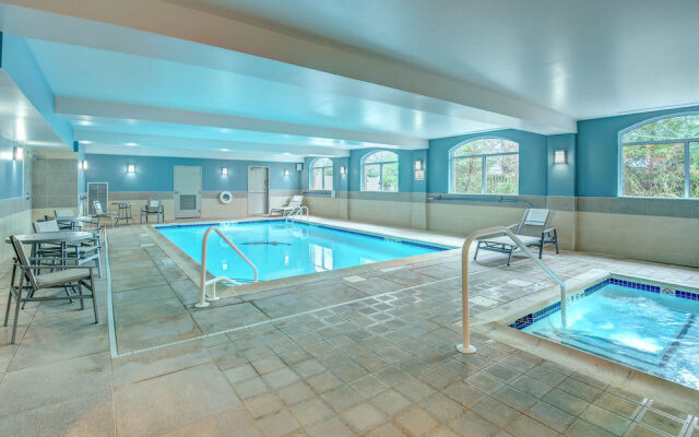 Holiday Inn Express & Suites Woodbridge