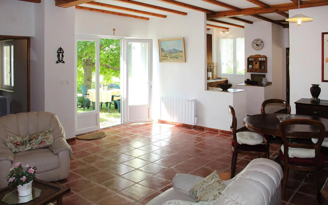 Charming holiday home with private garden, Revest-du-Bion