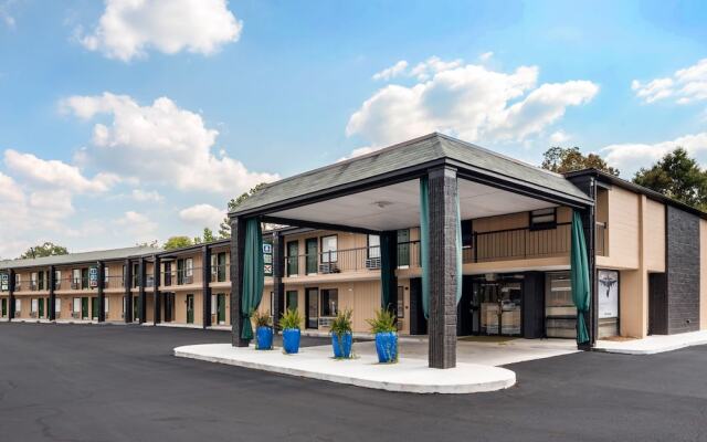 Super 8 by Wyndham Daleville/Fort Novosel