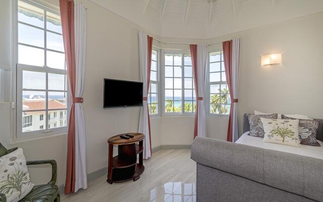 HOSPITALITYEXPERT 2BR Penthouse, MoBay, Sleeps 5 - Beach, Pool & Private Chef