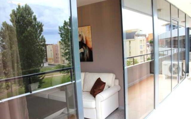 Boomerang Apartments