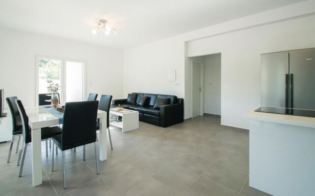 Beautiful Home in Grscica With Wifi and 2 Bedrooms