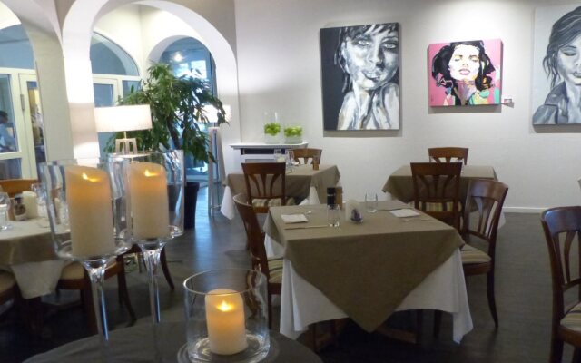 LE H - Hôtel & Restaurant