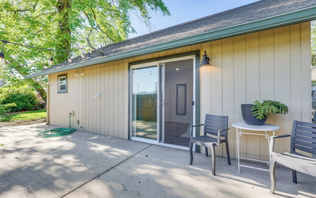 Welcoming Grants Pass Retreat - Walk to Park!