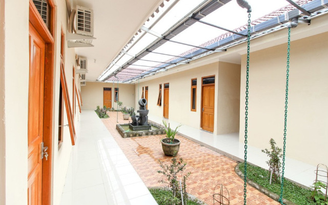 RedDoorz near Balekambang City Park