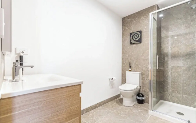 Stunning Ellerslie Apartment + Private Balcony!