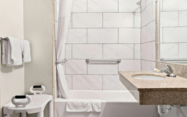 Days Inn & Suites by Wyndham Warren