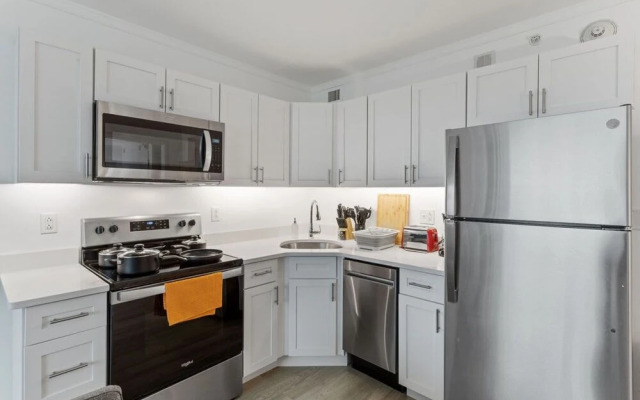 Boardwalk 2BR 3BA Condo Cozysuites at Showboat