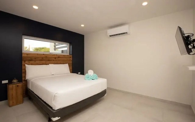 NEW - Cozy Modern One Bedroom Close to Beach