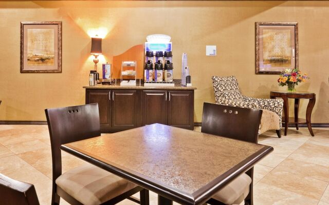 Holiday Inn Express Hotel & Suites Clovis