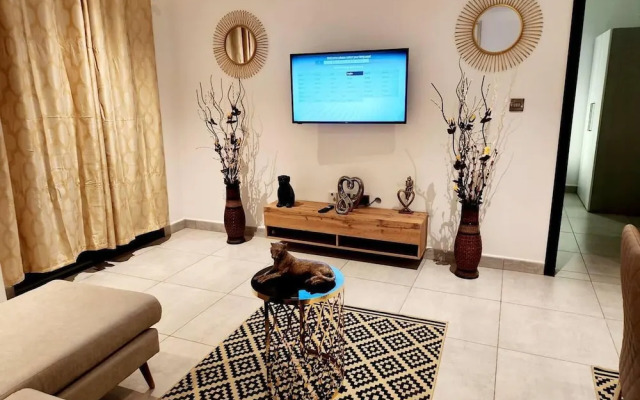 Elegant & Luxury Gem-5 Star Location -pools, Gym!