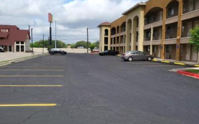 Hallmark Inn & Suites