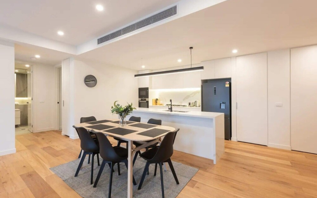 Luxe 3 Bedroom Apartment With Parking