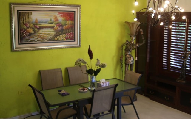 Hommus Hostel (New)
