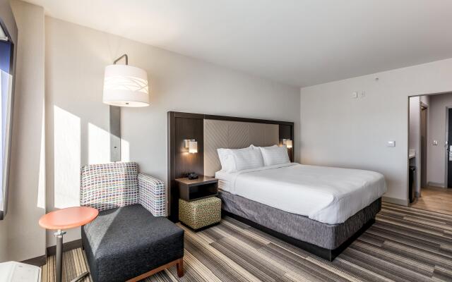 Holiday Inn Express & Suites Jersey City North - Hoboken, an IHG Hotel