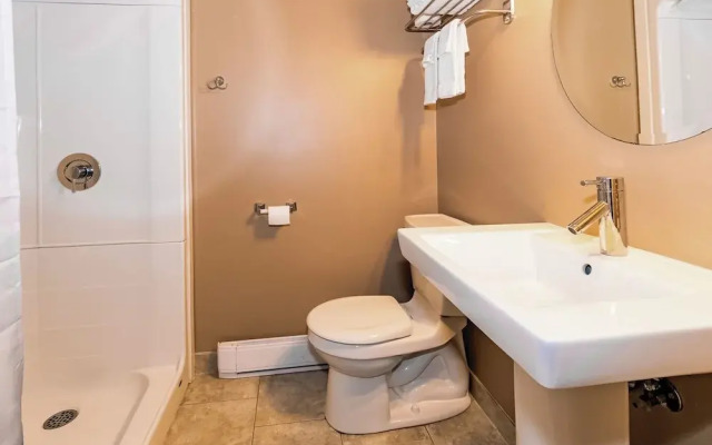 Pine Lodge Inn