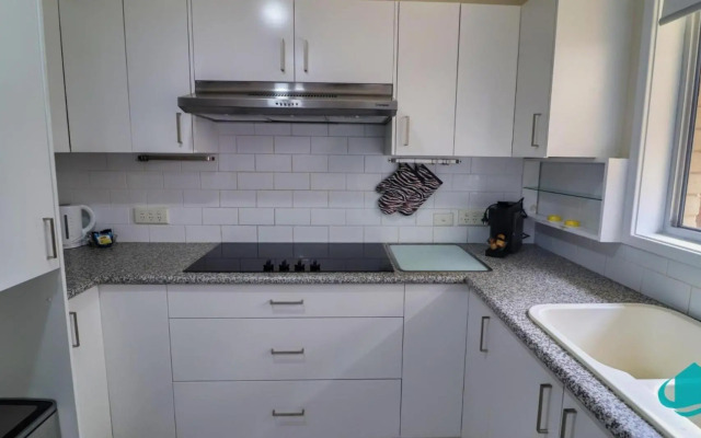 Caves Getaway - Pool and beach