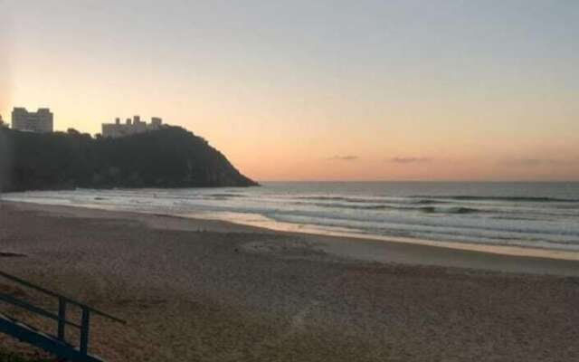 Pé na areia do Guarujá - Praia do Tombo (12F)