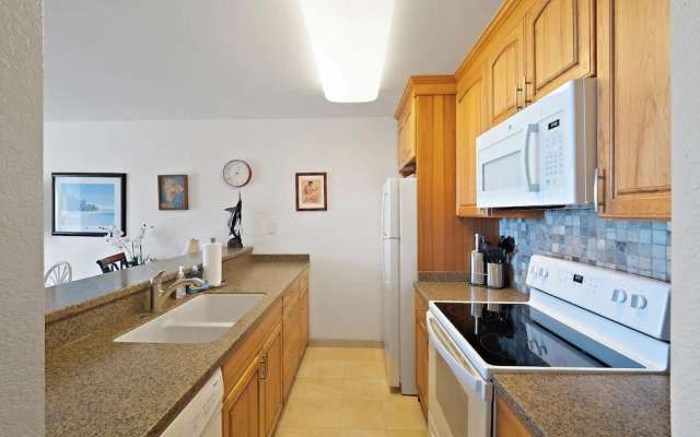 Kona Reef F2 Charming Oceanfront Condo for 4!