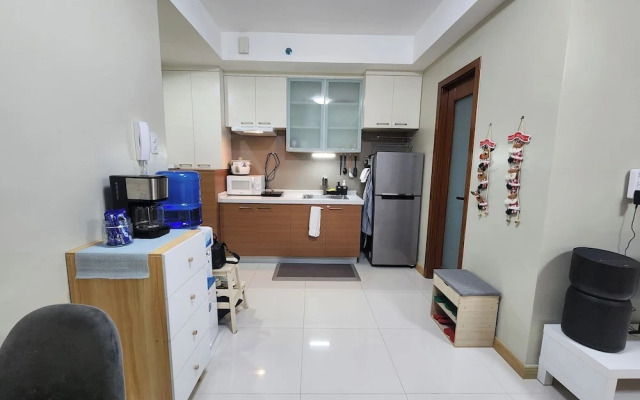 Cozy 1BR Condo in Mandaluyong City With City Skyline View