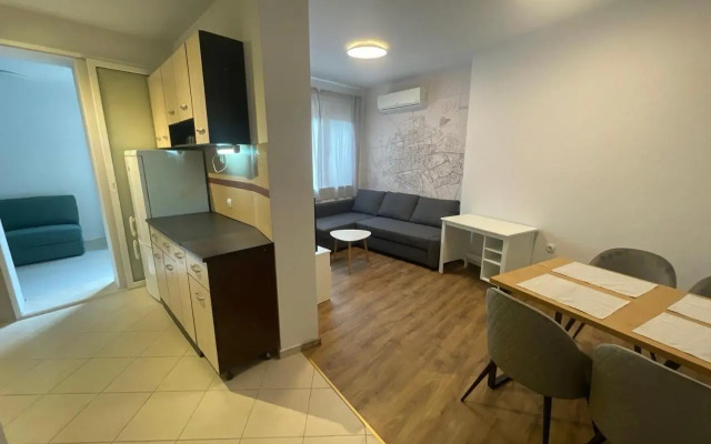 Top Center 2-BR Apartment with lovely Outdoor Area