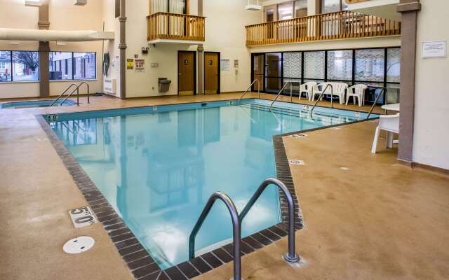 Econo Lodge Inn & Suites Oconto