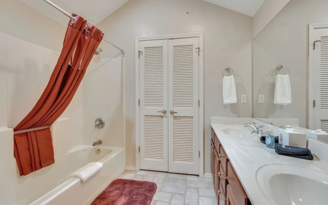 Walk to Branson Strip: Inviting Condo!