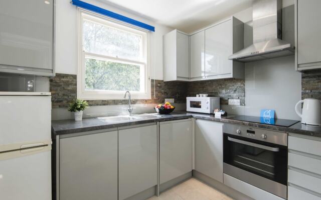 Bright and spacious 2 bed apartment 5 mins away from Earl's Court stat