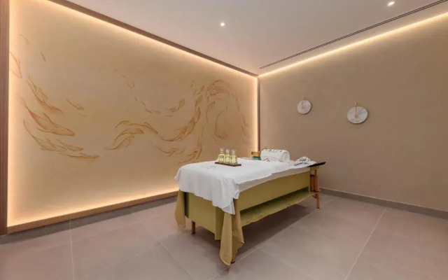 Отель Holiday Inn Dubai Village Circle