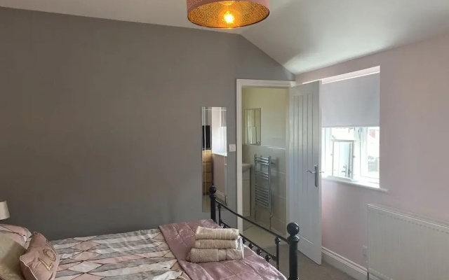 6 Bed-sleeps 12-hot Tub-free Parking-pet Friendly