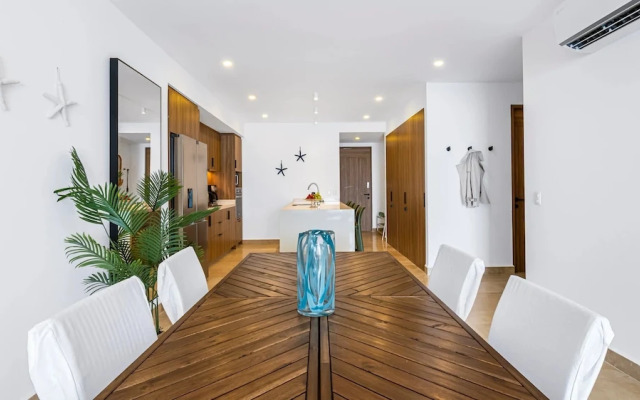 Stylish Beachfront 2BR - Balcony & Pools