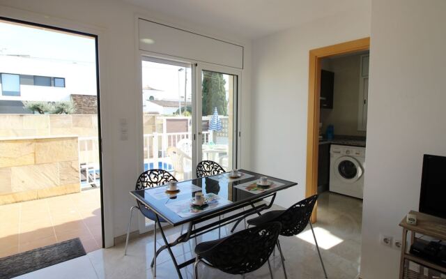 Peaceful Holiday Home with Private Pool in Empuriabrava